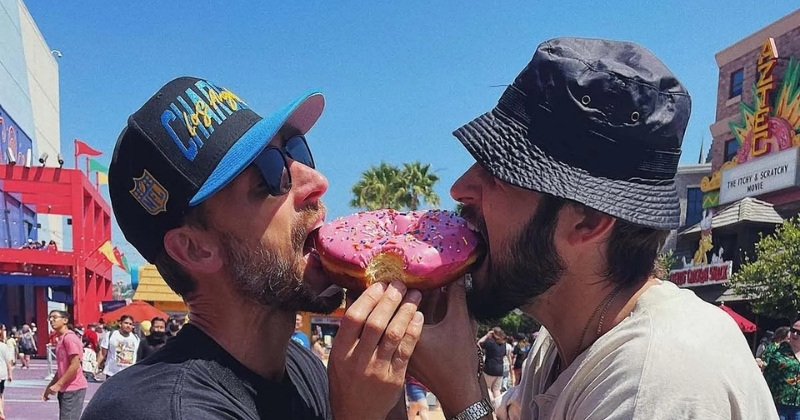 Does Tyler Hynes have a twin brother​?